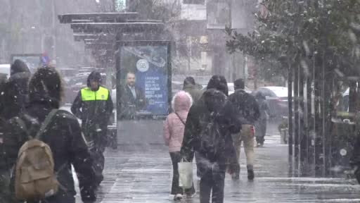 Arnavutköy'de kar yağışı etkili oluyor
