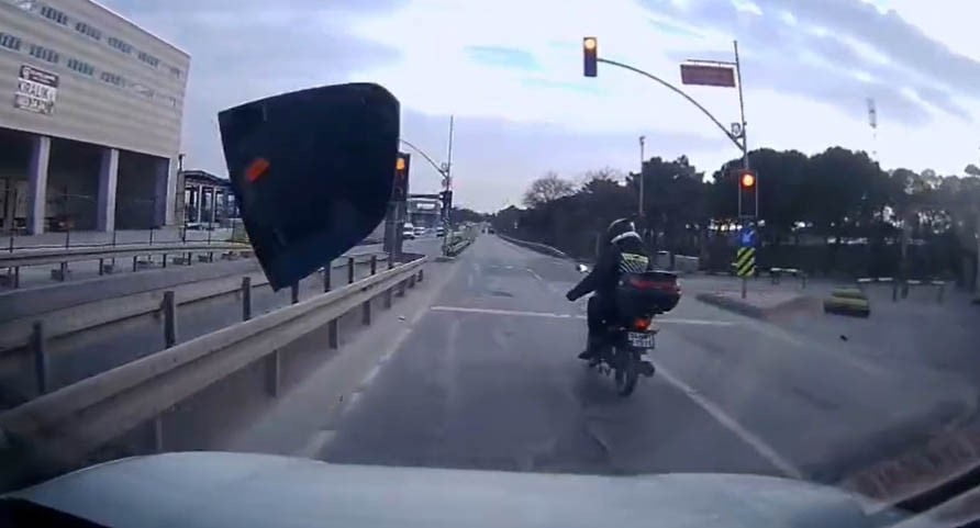 ARNAVUTKÖY'DE TRAFİKTE YOL VERME MESELESİ NEDENİYLE ÇIKAN TARTIŞMA TEHLİKELİ ANLARA SAHNE OLDU....