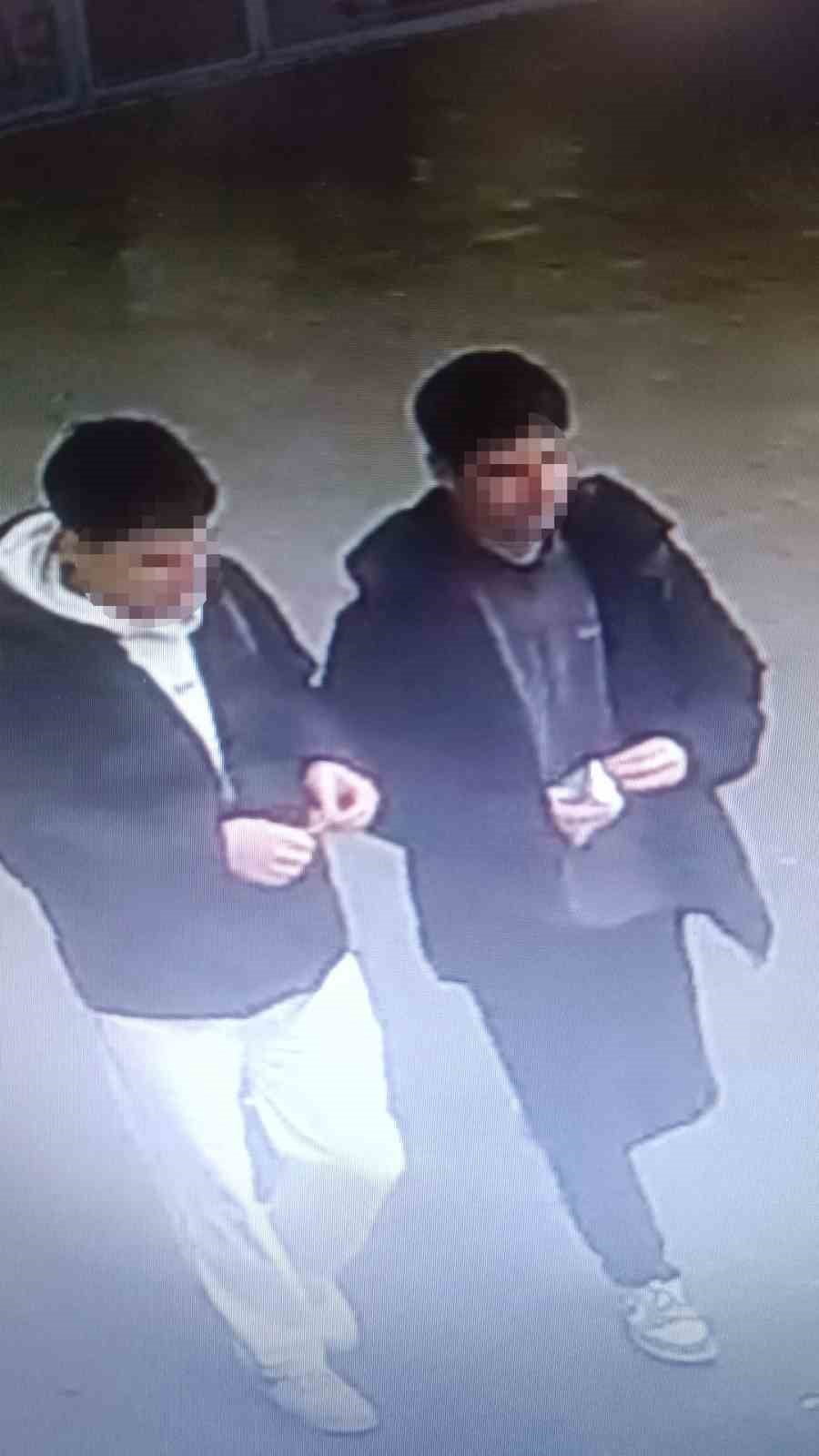 ARNAVUTKÖY’DE AVM’DE PARFÜM HIRSIZLIĞI KAMERADA