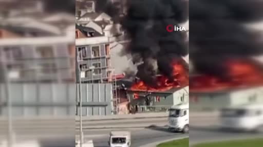 Arnavutköy’de boş binanın çatısı alevlere teslim oldu