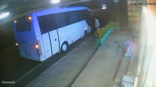 Arnavutköy’de kontrolden çıkan otomobil park halindeki midibüse çarptı: Saniyelerle kurtuluş...