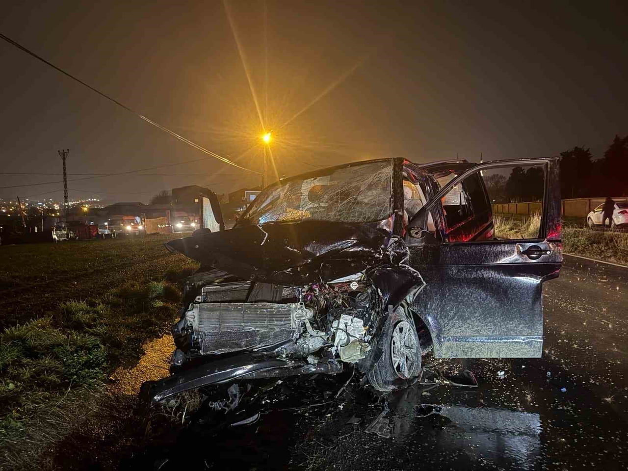 ARNAVUTKÖY’DE YAĞMUR NEDENİYLE KAYGANLAŞAN YOLDA İETT OTOBÜSÜ İLE HAFİF TİCARİ ARACIN ÇARPIŞTIĞI...