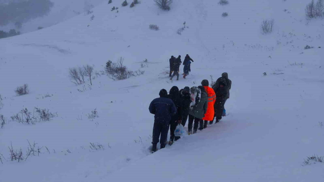 ARTVİN'İN ARDANUÇ İLÇESİNE BAĞLI ZEKERİYA KÖYÜNDE DÜN SABAH SAATLERİNDE MEYDANA GELEN ÇIĞ...