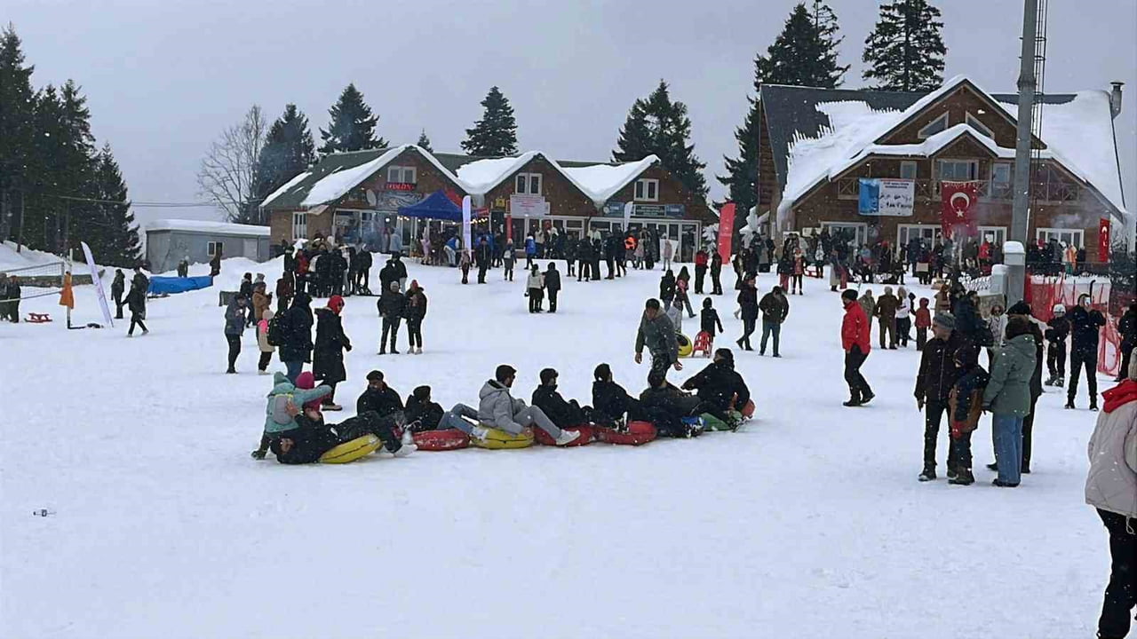ARTVİN’DE ATABARI KAYAK MERKEZİ’NDE DÜZENLENEN 8. KAR ŞENLİĞİ RENKLİ GÖRÜNTÜLERE SAHNE...