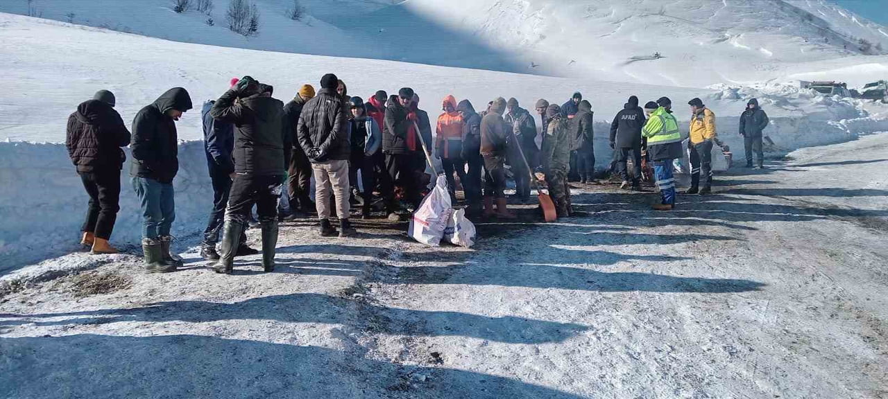 ARTVİN’DE ÇIĞ FELAKETİNDE  ÇIĞ ALTINDA KALAN BÜLENT GEZER’İN İÇİN ARAMA KURTARMA ÇALIŞMALARI...