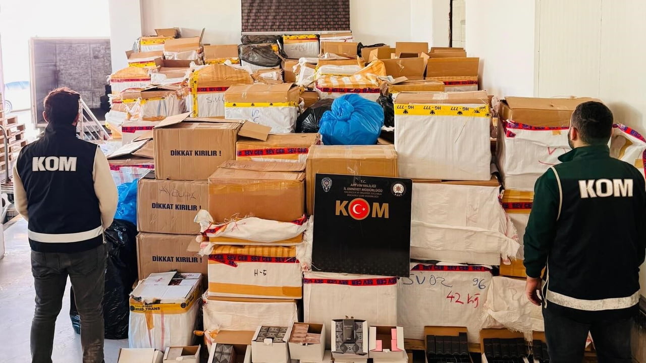 ARTVİN’DE POLİS EKİPLERİNCE DURDURULAN BİR TIRDA YAPILAN ARAMADA, YAKLAŞIK 300 MİLYON TL DEĞERİNDE...