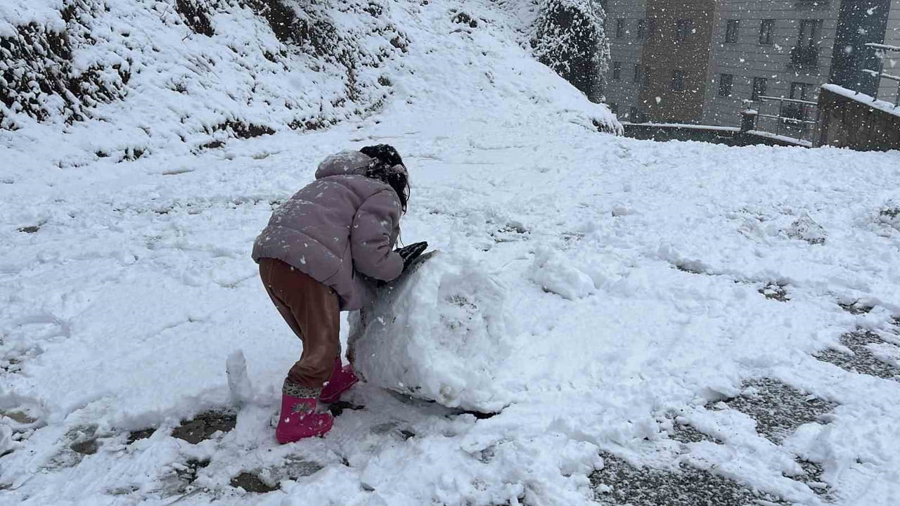 ARTVİN’DE SABAH SAATLERİNDE YENİDEN ETKİSİNİ ARTIRAN KAR YAĞIŞI, HAYATI OLUMSUZ ETKİLERKEN...