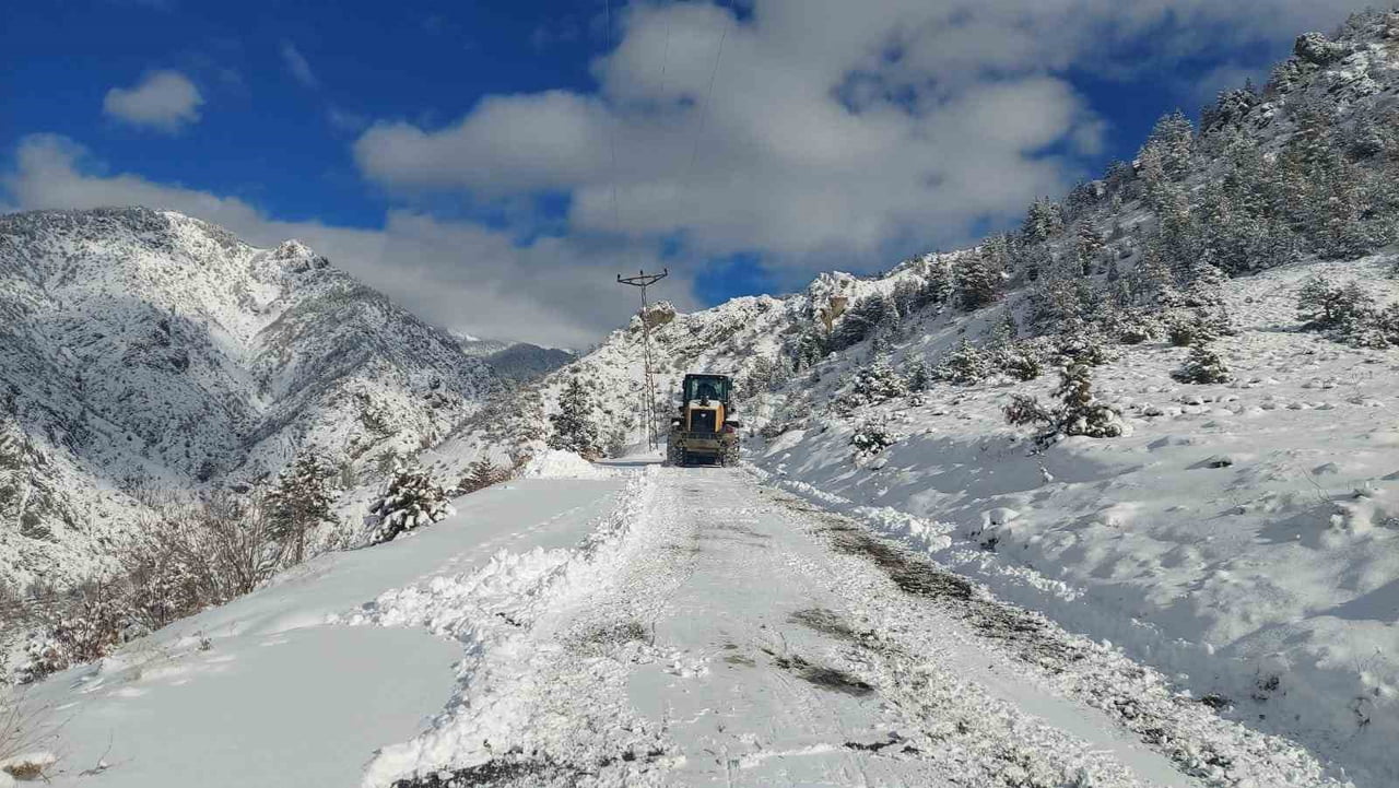 ARTVİN’DE YENİDEN ETKİSİNİ GÖSTEREN KAR YAĞIŞI, YÜKSEK KESİMLERDE ULAŞIMI OLUMSUZ ETKİLERKEN 34...