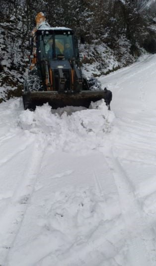 ARTVİN GENELİNDE ETKİLİ OLAN OLUMSUZ HAVA KOŞULLARI NEDENİYLE 4 İLÇEDE TOPLAM 18 KÖY YOLUNDA...