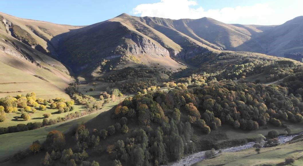 ARTVİN’İN ARDANUÇ İLÇESİNDE ÇIĞ FELAKETİNİN YAŞANDIĞI AKSU YAYLASI’NIN SONBAHAR AYLARINDA ÇEKİLMİŞ...