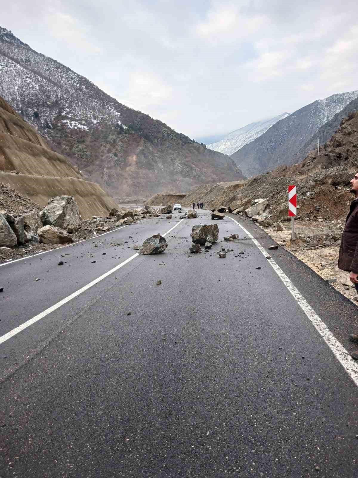 ARTVİN-ŞAVŞAT KARAYOLU’NDA MEYDANA GELEN HEYELANDA YOL KISA SÜRELİĞİNE ULAŞIMA KAPANIRKEN, BİR...