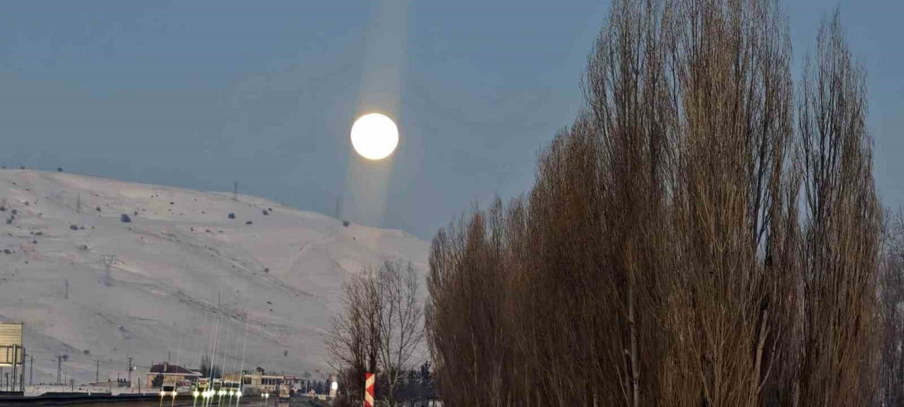 AŞKALE İLÇESİNDE GECE SAATLERİNDE GÖKYÜZÜNDE BELİREN DOLUNAY, İZLEYENLERİ ADETA KENDİNE HAYRAN...