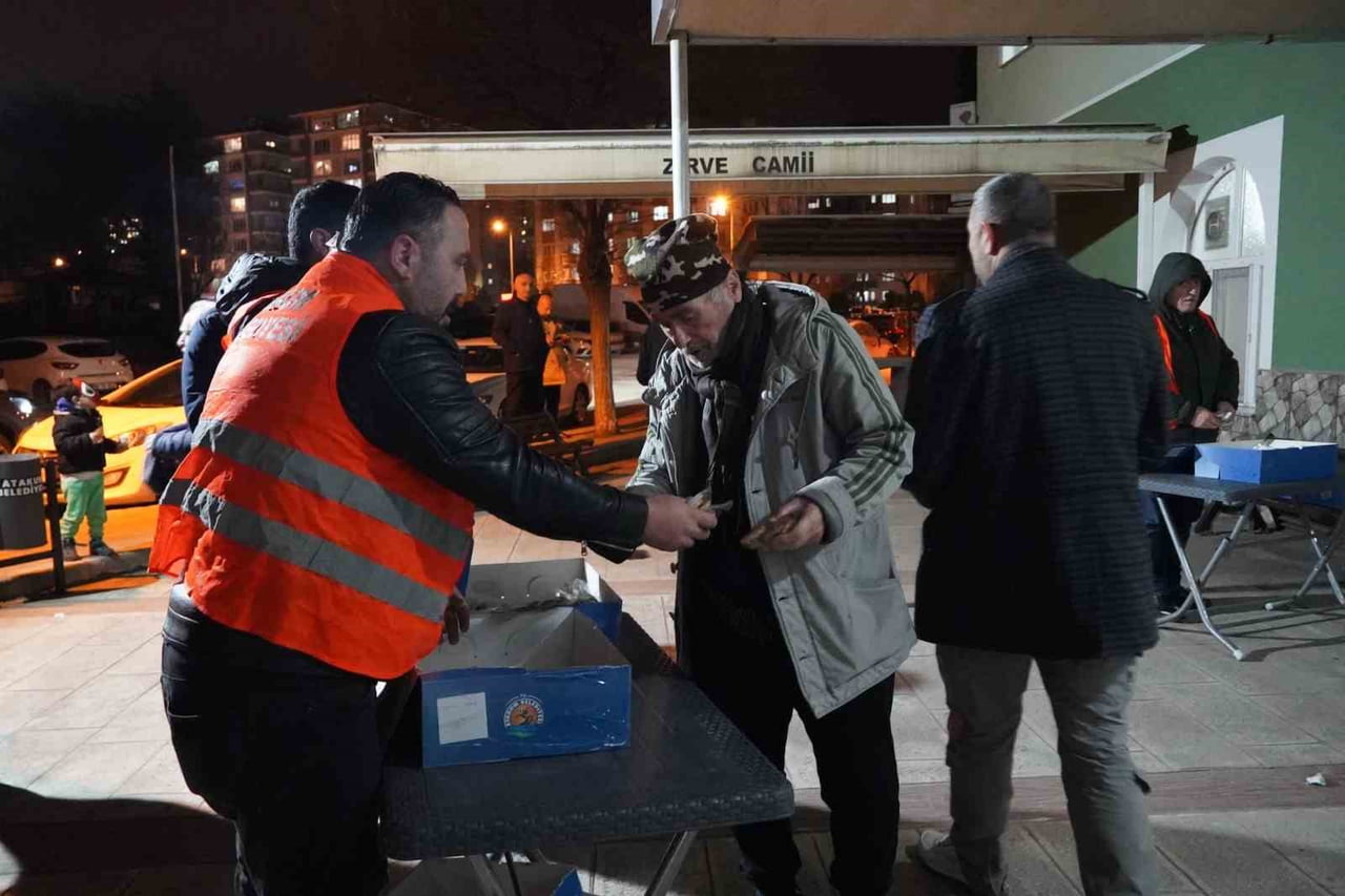 ATAKUM BELEDİYESİ EKİPLERİ, YENİ YILIN İLK KANDİLİ OLAN MİRAÇ KANDİLİ DOLAYISIYLA VATANDAŞLARA...