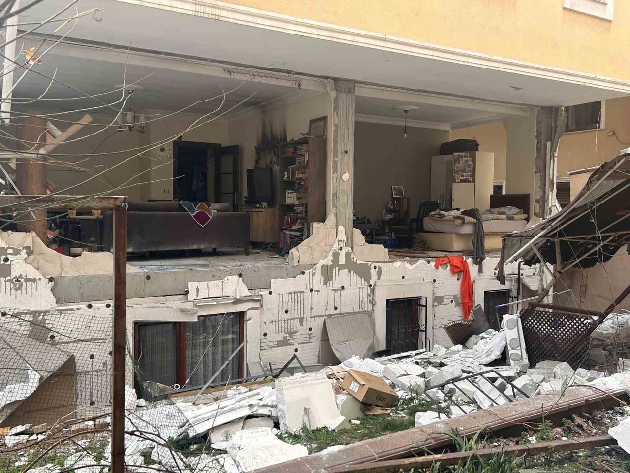 ATAŞEHİR'DE BİR BİNANIN GİRİŞ KATINDA MEYDANA GELEN DOĞALGAZ PATLAMASINDA 1 KİŞİ HAFİF...