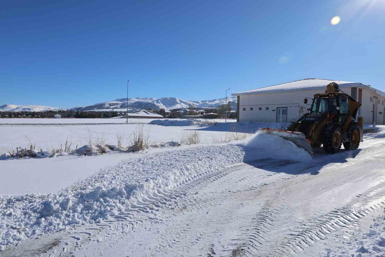 ATATÜRK ÜNİVERSİTESİ KAMPÜSÜNDE, ETKİLİ OLAN YOĞUN KAR YAĞIŞININ ARDINDAN EĞİTİM-ÖĞRETİM VE GÜNLÜK...