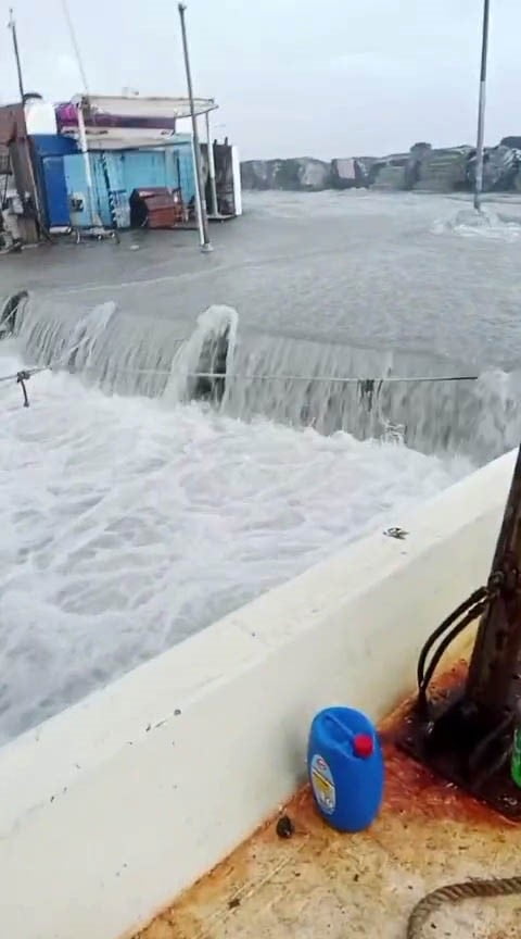 AVCILAR'DA ETKİLİ OLAN LODOS NEDENİYLE METRELERCE YÜKSELEN DALGALAR 4 METRE YÜKSEKLİĞİNDEKİ...