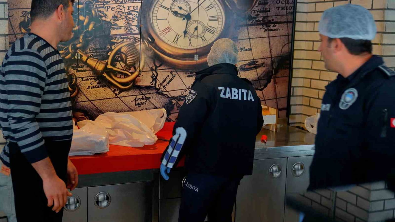 AYDIN'IN DİDİM İLÇESİNDE DİDİM BELEDİYESİ ZABITA MÜDÜRLÜĞÜ EKİPLERİ HALKIN SAĞLIĞINI KORUMAK...