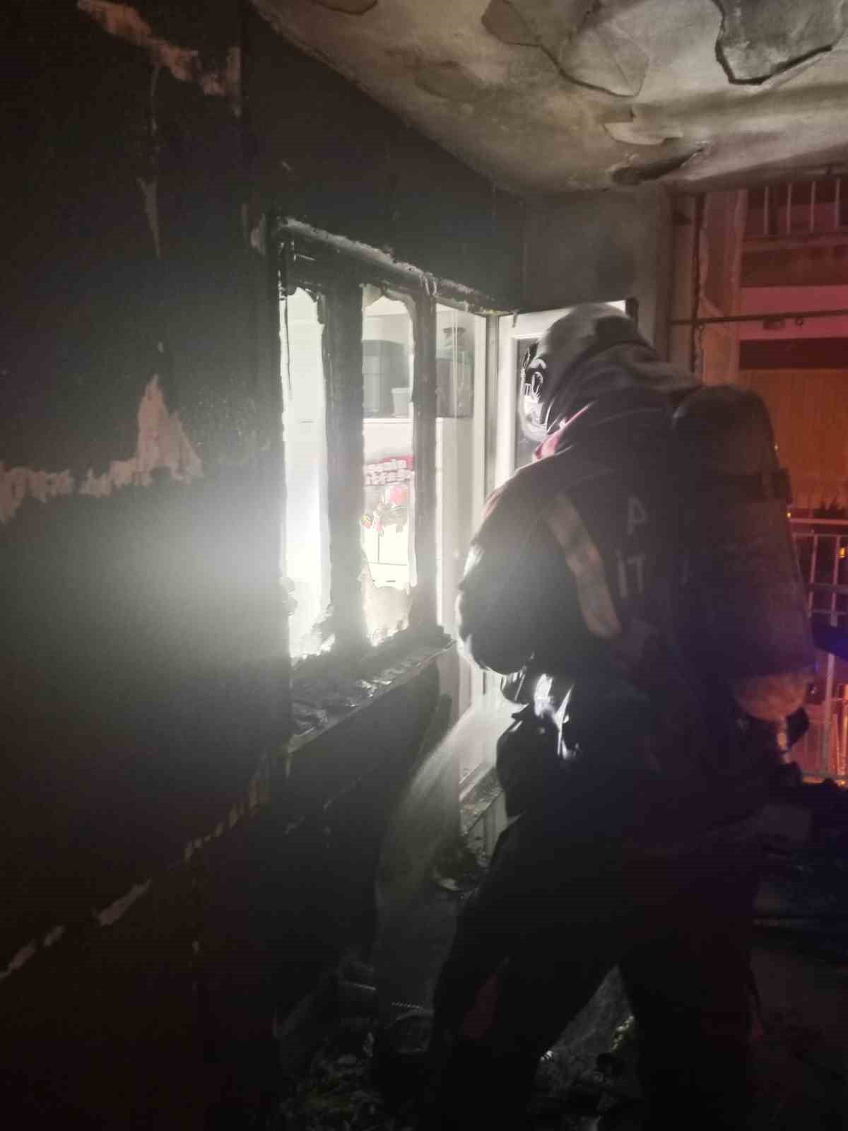 AYDIN'IN EFELER İLÇESİNDE BİR EVDE MEYDANA GELEN YANGIN PANİKLETİRKEN, YANGINDA EVDE BÜYÜK ÇAPTA...