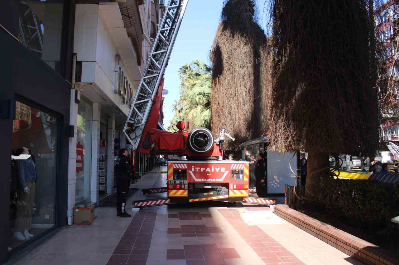 AYDIN'IN EFELER İLÇESİNDE ETKİLİ OLAN RÜZGAR SEBEBİYLE BİR BİNANIN CEPHESİ KOPARAK KALDIRIMA...