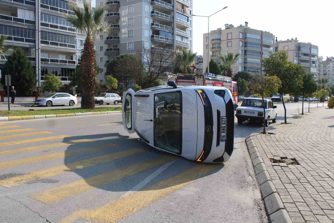AYDIN'IN EFELER İLÇESİNDE KAVŞAKTA İKİ ARACIN ÇARPIŞMASI SONUCU MEYDANA GELEN KAZADA BİR ARAÇ...