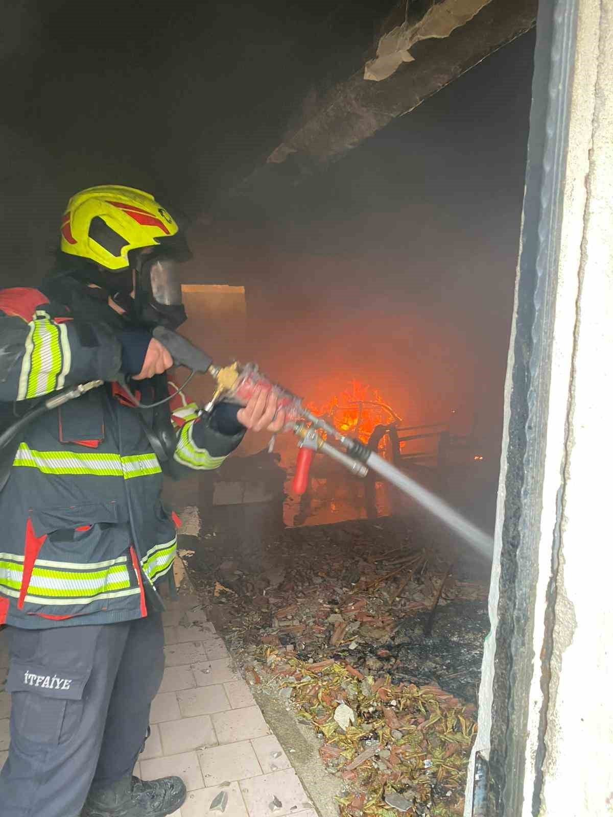 AYDIN'IN EFELER İLÇESİNDE METRUK BİR BİNA İÇERİSİNDE BULUNAN KANEPENİN TUTUŞMASI SONUCU MEYDANA...