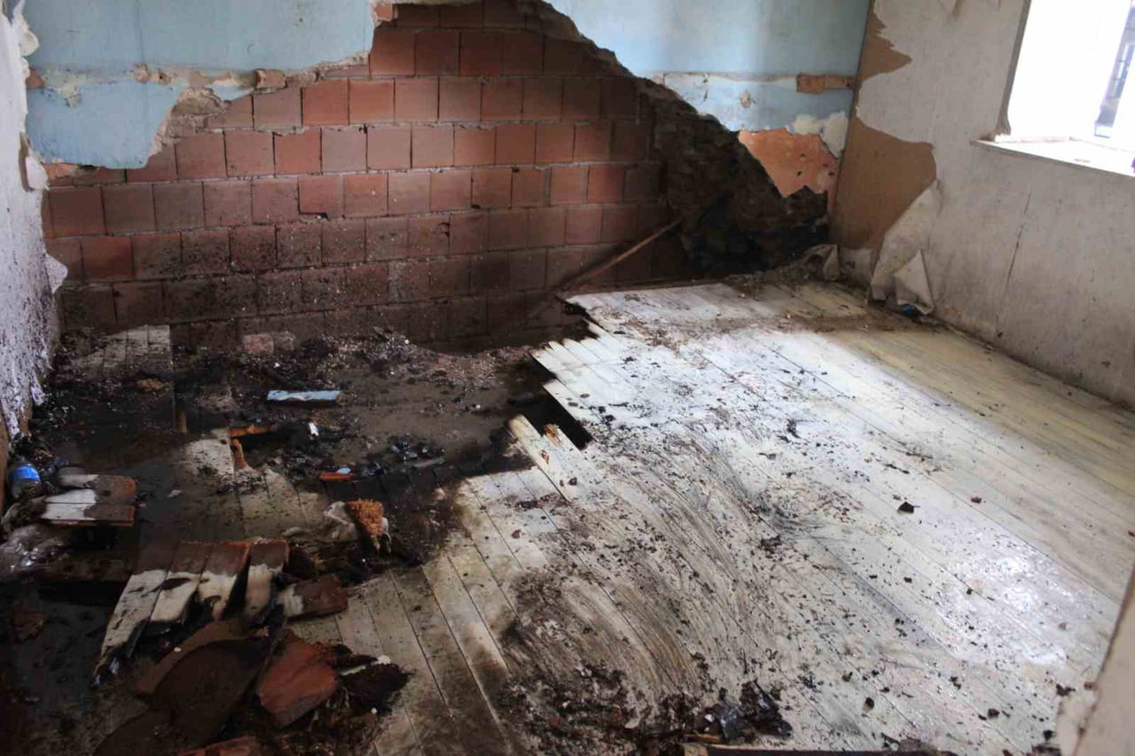 AYDIN'IN EFELER İLÇESİNDE METRUK BİR BİNANIN İÇERSİNDE BULUNAN TAHTALARIN TUTUŞMASI SONUCU ÇIKAN...