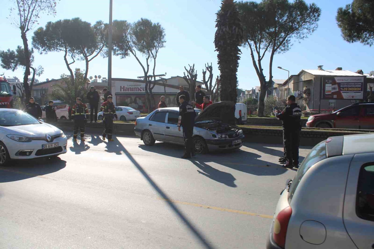 AYDIN'IN EFELER İLÇESİNDE SEYİR HALİNDEYKEN ÖNÜNDEKİ MİNİBÜS İLE OTOMOBİLİN ÇARPIŞMASI SONUCU...