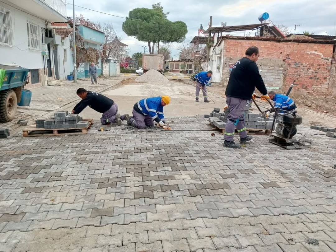 AYDIN'IN GERMENCİK İLÇESİNDE SAHAYA İNEN BELEDİYE EKİPLERİ, İSTASYON MAHALLESİ'NDE PARKE TAŞI...