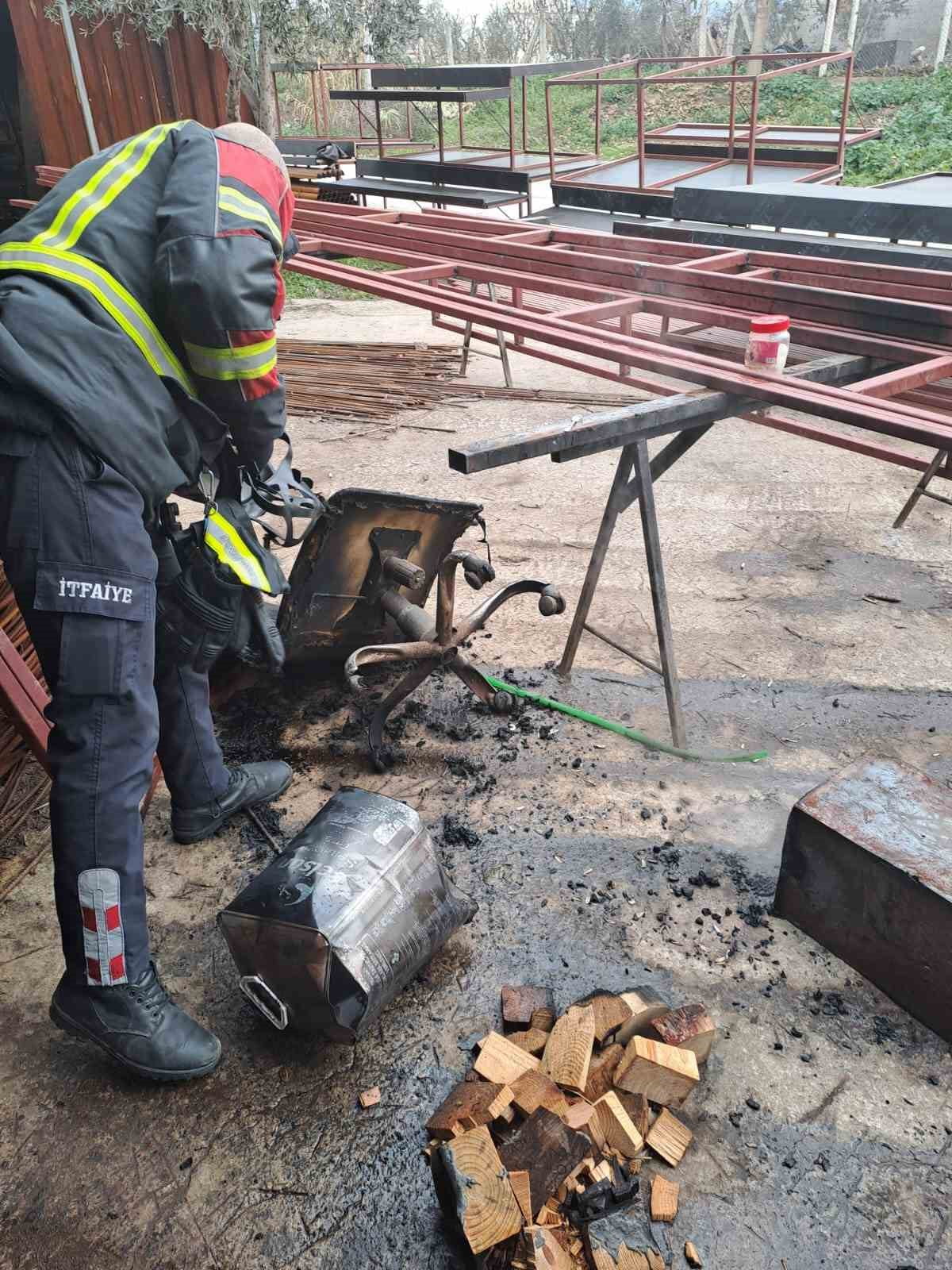 AYDIN'IN İNCİRLİOVA İLÇESİNDE BİR İŞYERİNDE ISINMAK İÇİN YAKILAN ATEŞ İÇERİSİNE ATILAN TİNERİN...