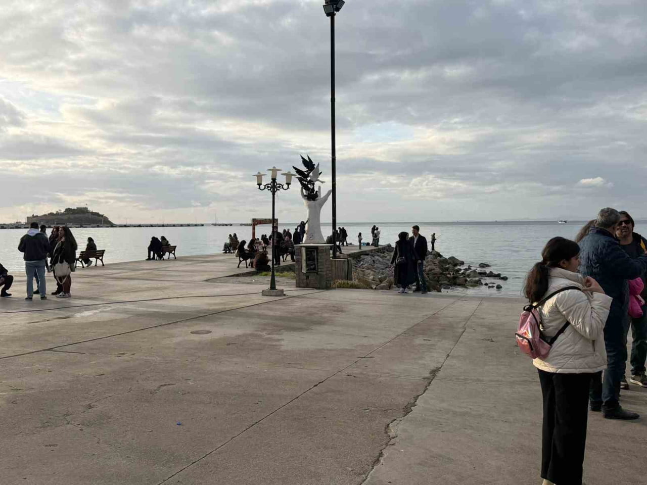 AYDIN'IN KUŞADASI İLÇESİNDE HAVA SICAKLIKLARININ ARTMASIYLA BİRLİKTE HAFTA SONU SAHİLLERDE ADETA...