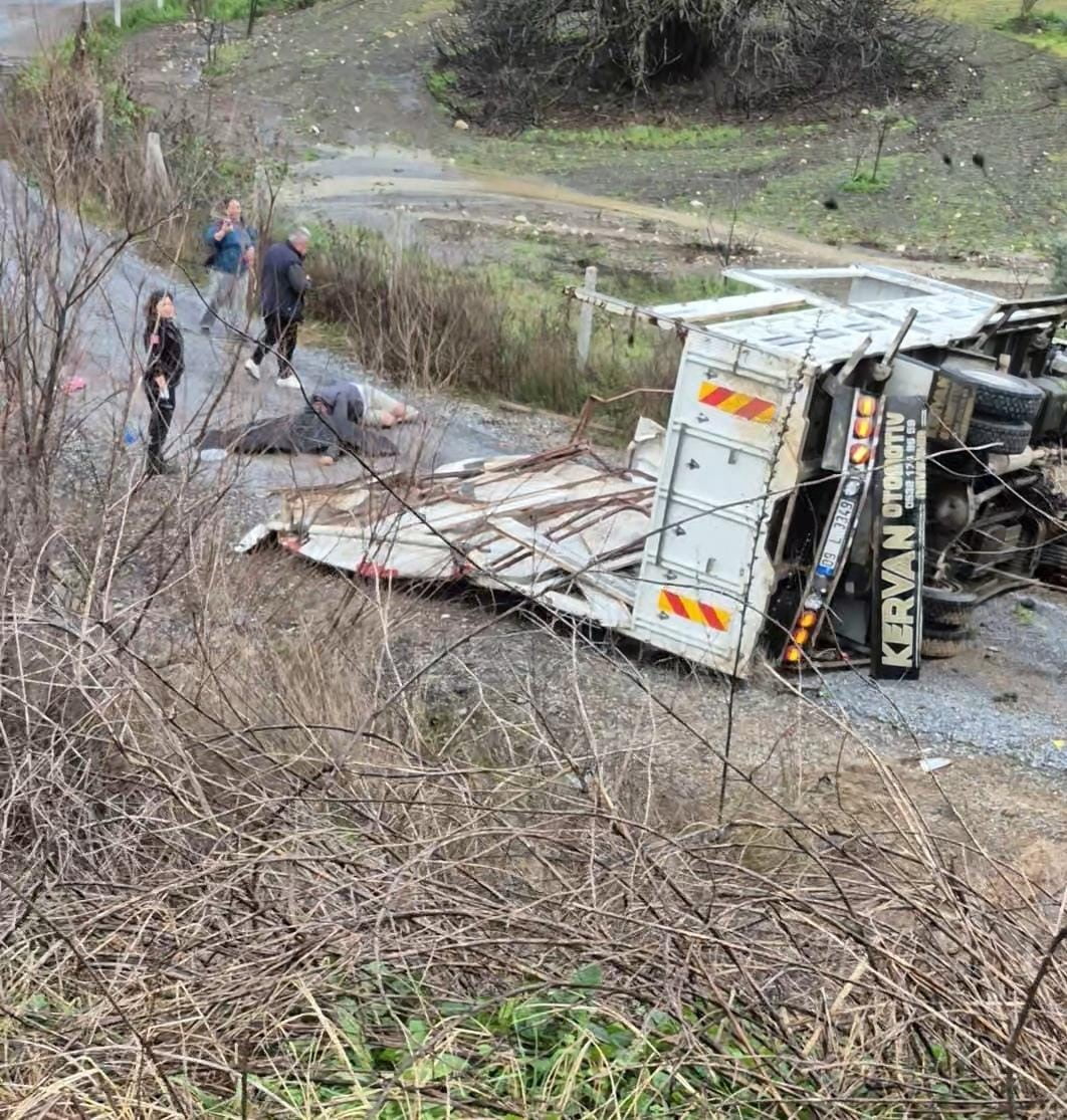 AYDIN'IN KUŞADASI İLÇESİNDE KAMYONUN KONTROLDEN ÇIKARAK TALİ YOLA UÇMASI SONUCU MEYDANA GELEN...