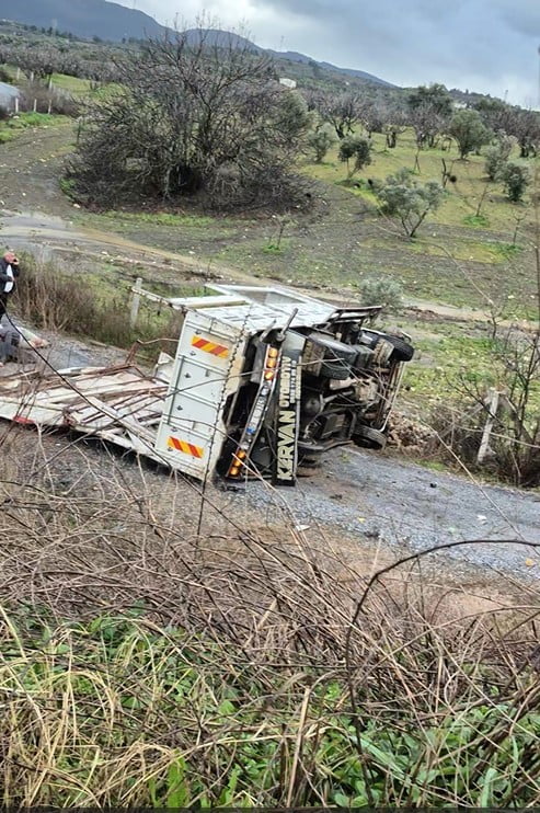AYDIN'IN KUŞADASI İLÇESİNDE KAMYONUN KONTROLDEN ÇIKARAK TALİ YOLA UÇMASI SONUCU MEYDANA GELEN...