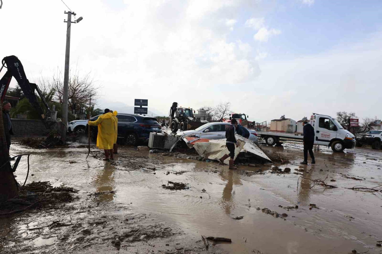 AYDIN'IN KUŞADASI İLÇESİNDE ÖĞLEN SAATLERİNDE ETKİLİ OLAN YAĞIŞ SONRASI MEYDANA GELEN SEL...