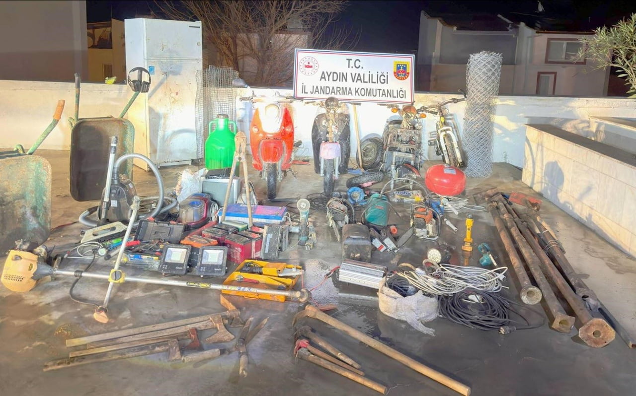 AYDIN'IN KUŞADASI İLÇESİNDE YAŞANAN SELİ FIRSAT BİLEN BİR ŞÜPHELİ, 4 AYRI EVİ SOYDU, JANDARMA...