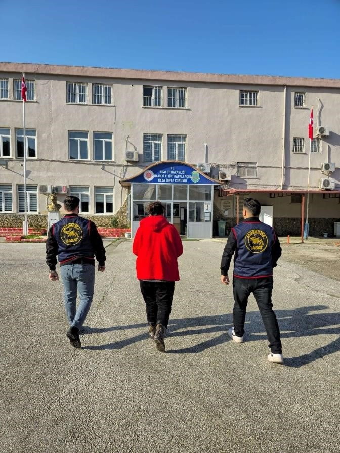 AYDIN'IN NAZİLLİ İLÇESİNDE ÇEŞİTLİ SUÇLARDAN ARANAN 2 ARANAN ŞAHIS, JANDARMA EKİPLERİNCE KISKIVRAK...