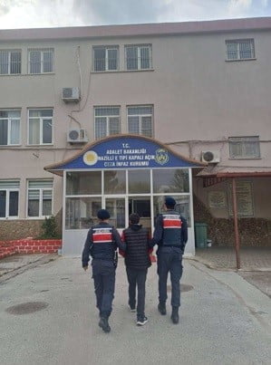 AYDIN'IN NAZİLLİ İLÇESİNDE İKİ AYRI SUÇTAN ARANAN ŞAHIS, JANDARMA EKİPLERİNCE YAKALANDI.