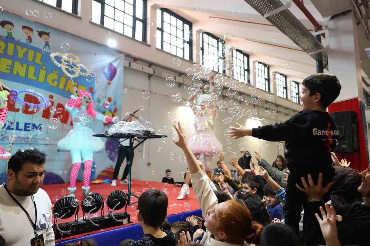 AYDIN BÜYÜKŞEHİR BELEDİYE BAŞKANI ÖZLEM ÇERÇİOĞLU’NUN ÇOCUKLARA YARIYIL TATİLİNE ÖZEL KARNE...