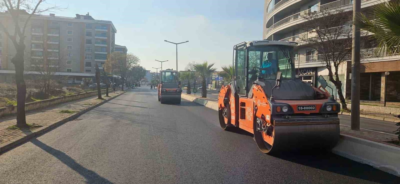 AYDIN BÜYÜKŞEHİR BELEDİYESİ EKİPLERİ, KENTİN DÖRT BİR YANINDA EŞ ZAMANLI YÜRÜTTÜĞÜ ÇALIŞMALARLA...