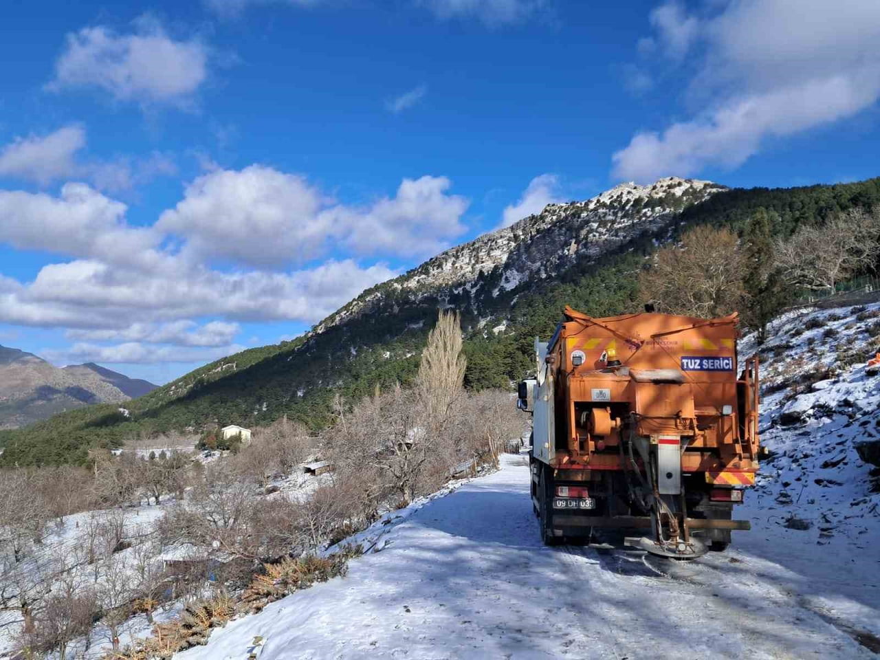 AYDIN BÜYÜKŞEHİR BELEDİYESİ, KIŞ MEVSİMİYLE BİRLİKTE YÜKSEK RAKIMLI BÖLGELERDE ULAŞIMIN GÜVENLİ...