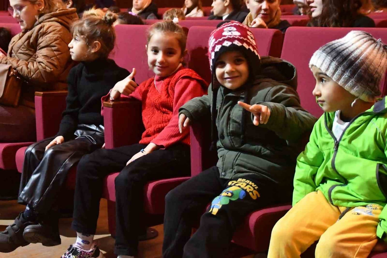 AYDIN BÜYÜKŞEHİR BELEDİYESİ ŞEHİR TİYATROLARI TARAFINDAN KENTİN DÖRT BİR YANINDA DÜZENLENEN KÜLTÜR...