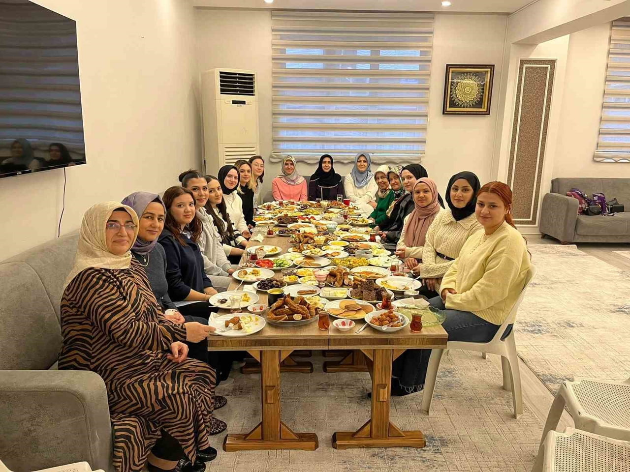 AYDIN’DAKİ ÖĞRENCİ YURTLARINDA SINAV DÖNEMİNDE GENÇLERİN MOTİVASYONUNU ARTIRMAK AMACIYLA 'BİZ BİZE...