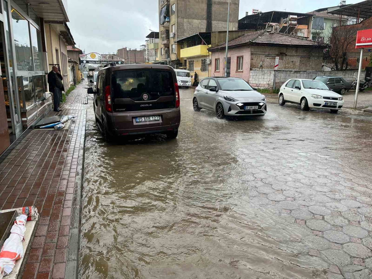 AYDIN’IN İNCİRLİOVA İLÇESİNDE ETKİLİ OLAN SAĞANAK YAĞIŞ, GÜNLÜK YAŞAMI OLUMSUZ ETKİLEDİ. KISA...