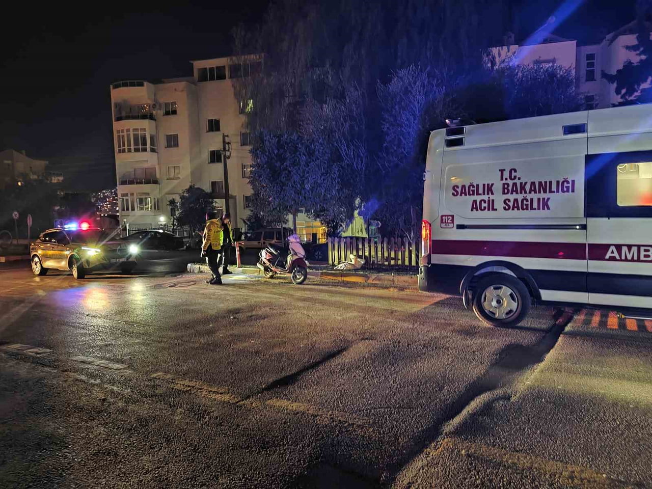 AYDIN’IN KUŞADASI İLÇESİNDE AĞACA ÇARPARAK YARALANAN MOTOSİKLET SÜRÜCÜSÜNÜN YAPILAN KONTROLLERDE...