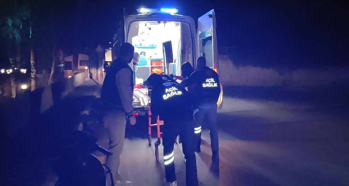 AYDIN’IN KUŞADASI İLÇESİNDE AĞACA ÇARPARAK YARALANAN MOTOSİKLET SÜRÜCÜSÜNÜN YAPILAN KONTROLLERDE...