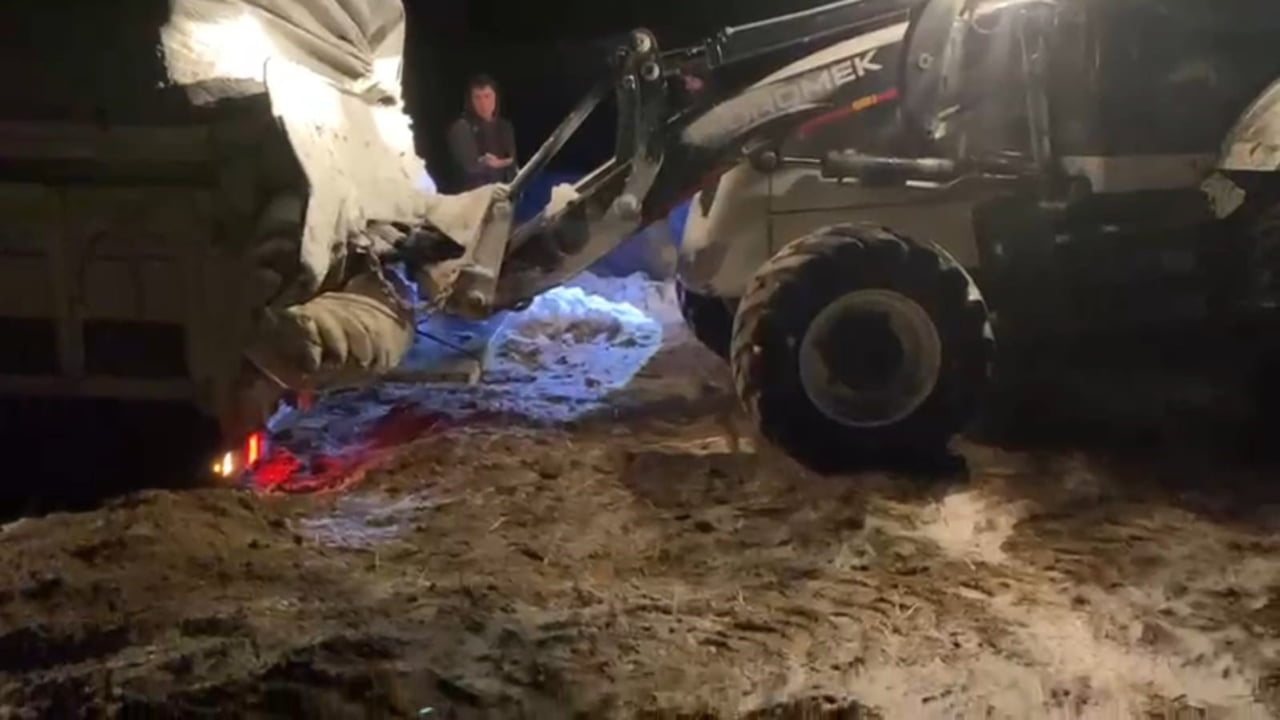 AYDINLAR BELDESİNDE ETKİLİ OLAN YOĞUN KAR YAĞIŞI NEDENİYLE YOLDA MAHSUR KALAN BİR ARAÇ, BELEDİYE...