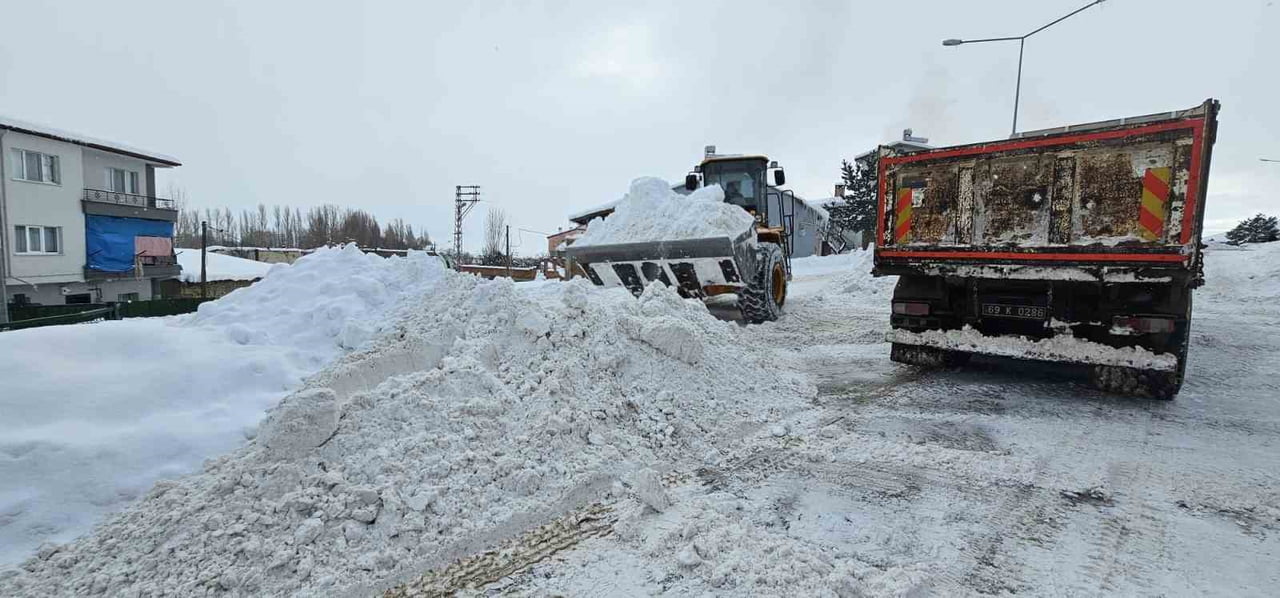 AYDINTEPE’DE KAR KÜREME VE TUZLAMA ÇALIŞMALARI SÜRÜYOR