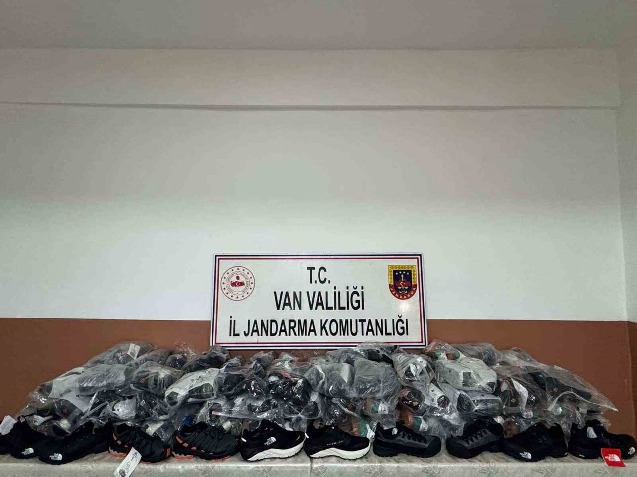 AYNI BÖLGEDE YÜRÜTÜLEN BAŞKA BİR OPERASYONDA İSE PİYASA DEĞERİ 1 MİLYON 221 BİN TL OLAN 111 PARÇA...