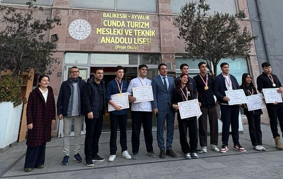 AYVALIKLI ŞEF ADAYI ÖĞRENCİLER İSTANBUL’DAN 15 MADALYA İLE DÖNDÜ