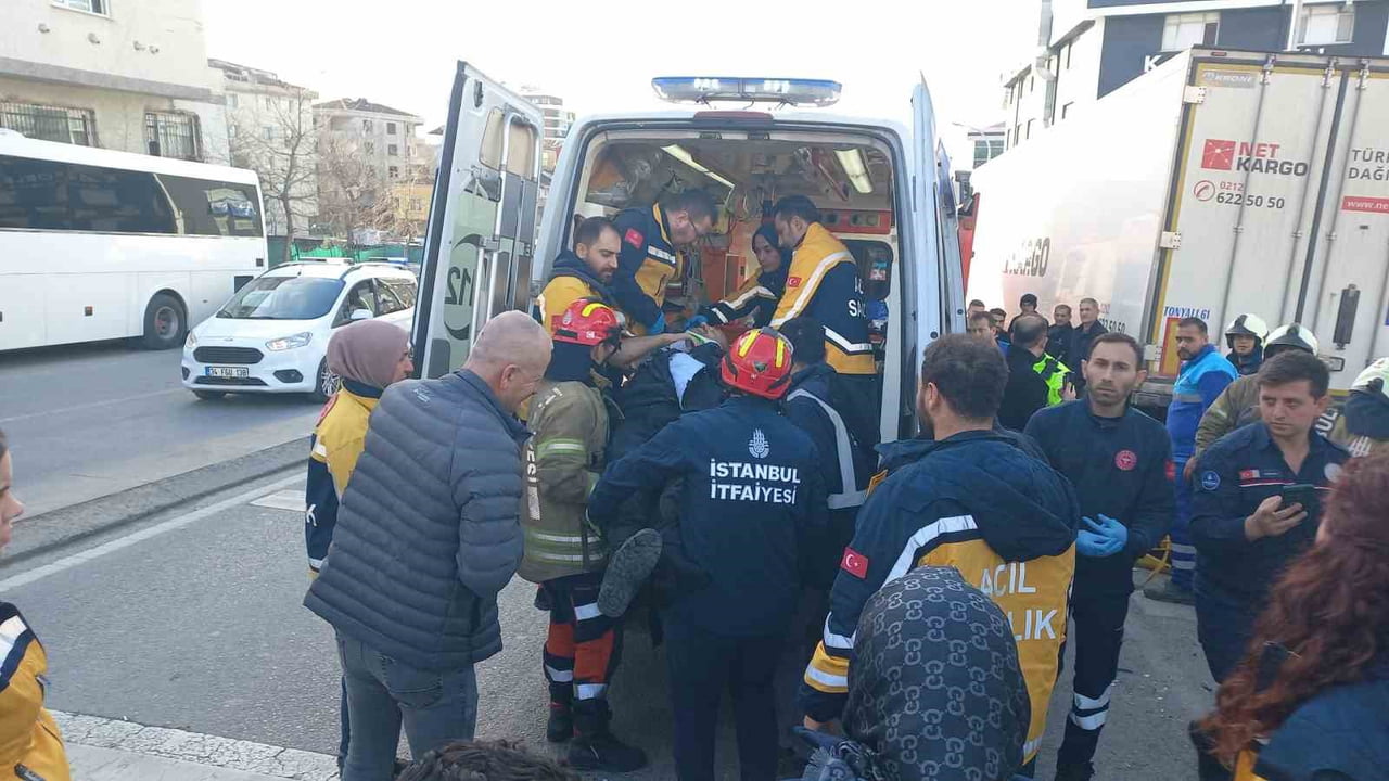 BAĞCILAR'DA YOKUŞ AŞAĞI İNERKEN KONTROLDEN ÇIKAN ÇEKİCİ DEHŞET SAÇTI. PARK HALİNDEKİ 3 ARACA...