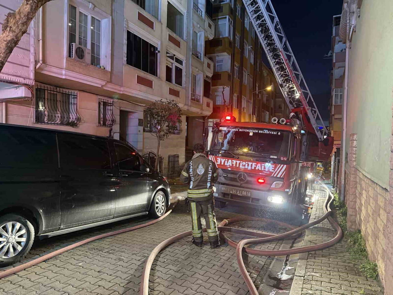 BAHÇELİEVLER'DE BULUNAN BİR BİNAN ÇATI KATINDA ÇIKAN YANGIN, BİTİŞİĞİNDEKİ ÇATIYA SIÇRADI. YANGIN...